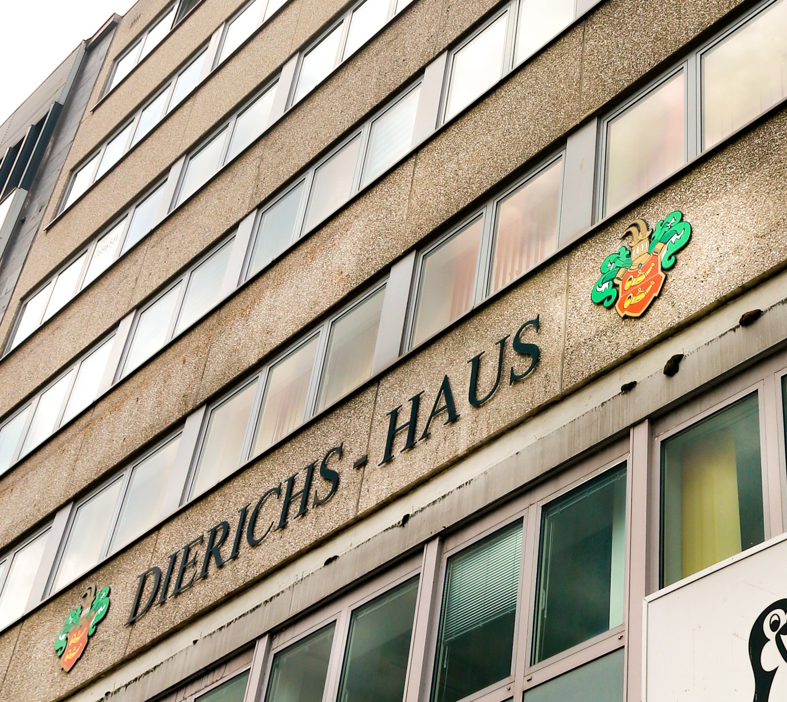 Kapitalanlage in Top-Lage von Wuppertal-Barmen: Repräsentatives Wohn- und Geschäftshaus mit 32 Einheiten