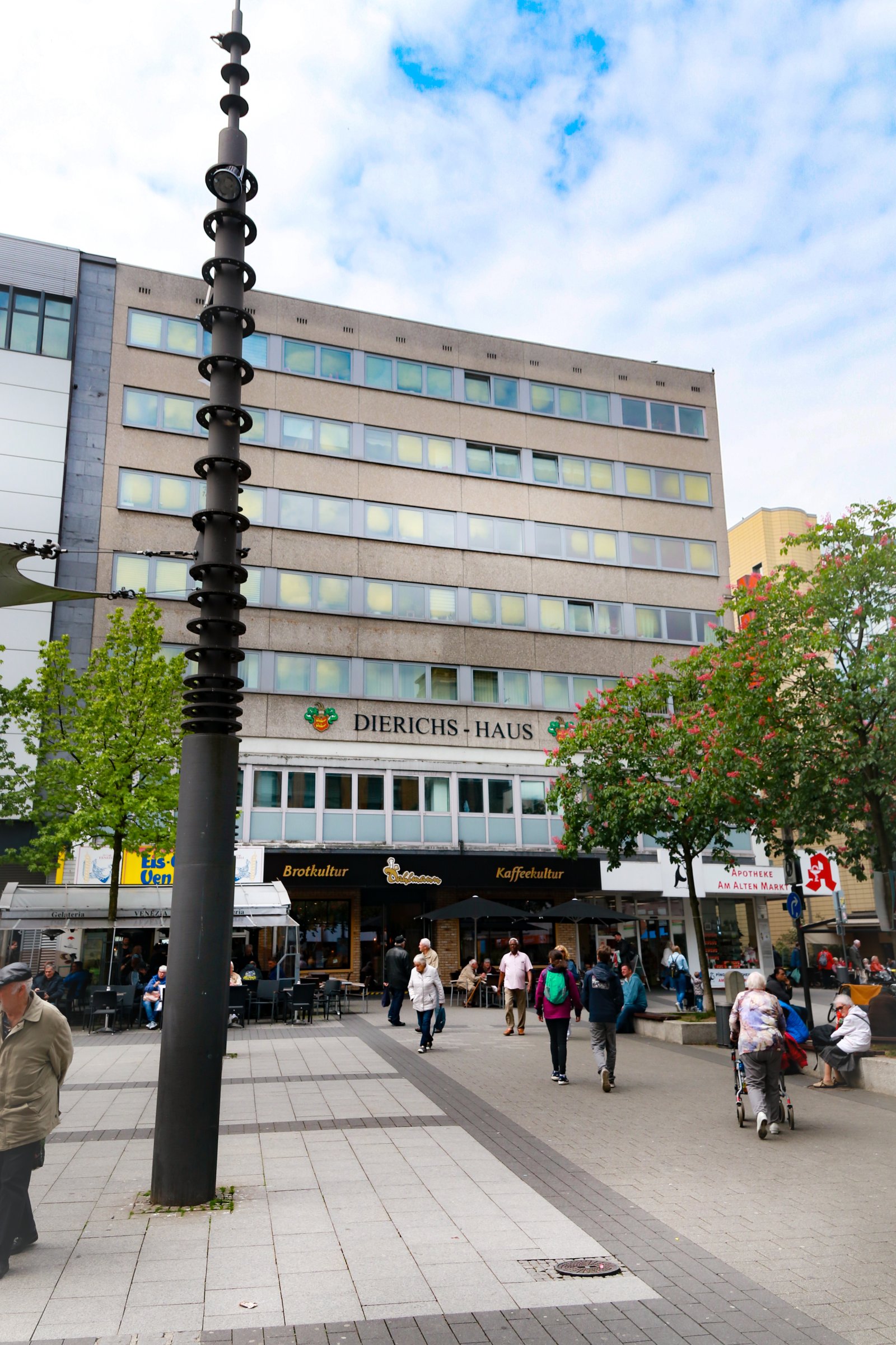 Kapitalanlage in Top-Lage von Wuppertal-Barmen: Repräsentatives Wohn- und Geschäftshaus mit 32 Einheiten 